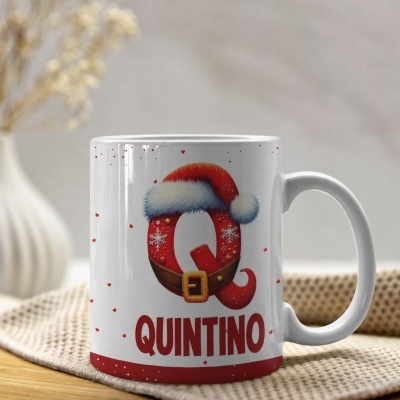 Caneca branca com a letra Q decorada com chapéu de Natal e o nome QUINTINO