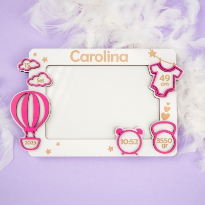 Moldura branca para foto com decoração rosa e texto personalizado para bebé