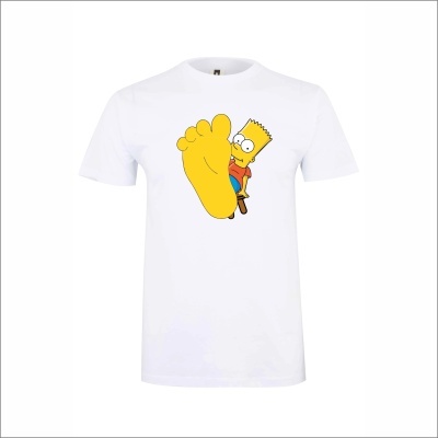 T-shirt branca com ilustração de Bart Simpson e um pé amarelo em destaque