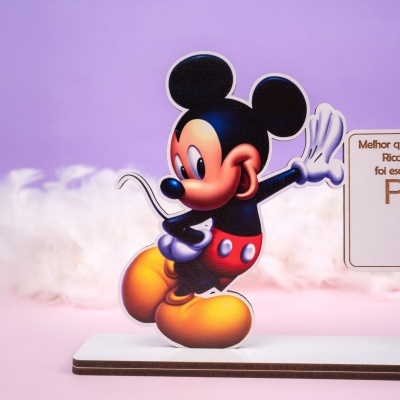 Figura decorativa de Mickey Mouse em madeira com texto