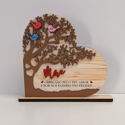 Placa decorativa de madeira em forma de coração com árvore e pássaros coloridos com nomes, texto para mãe
