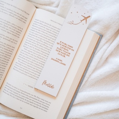 Livro aberto com marcador de livros branco e tecido branco felpudo