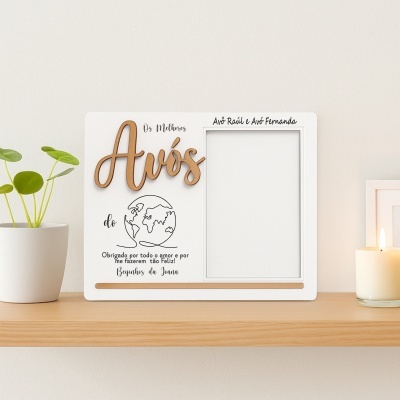 Porta-retrato branco com texto em madeira para avós, planta e vela ao lado
