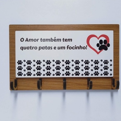 Cabide de parede em madeira com placa decorativa e ganchos