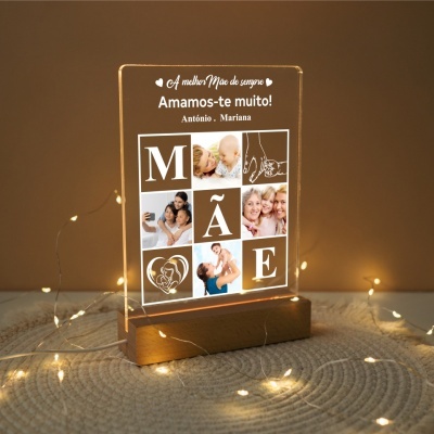 Placa decorativa em acrílico iluminado com texto dedicado à mãe e fotos familiares