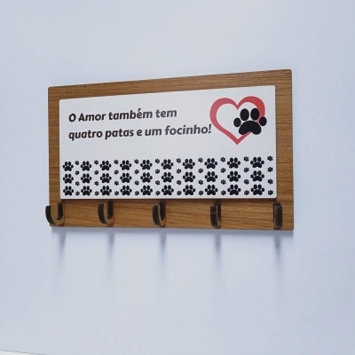 Suporte de madeira com ganchos e placa decorativa com texto e patas