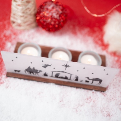 Candelabro de Natal com velas acesas e decoração de Natividade