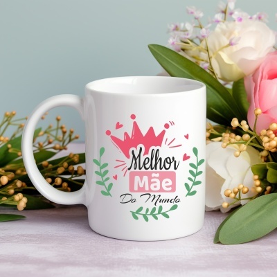 Caneca branca com texto colorido e flores artificiais ao redor