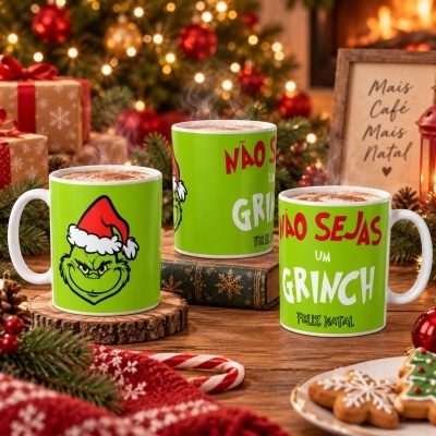 Conjunto de canecas verdes com Grinch e texto natalício numa mesa decorada para o Natal