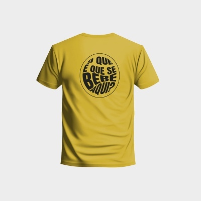 T-shirt amarela com texto circular preto nas costas