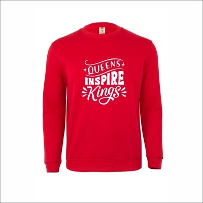 Sweatshirt vermelha com texto branco QUEENS INSPIRE KINGS
