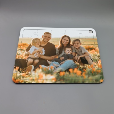 Quebra-cabeças personalizado com imagem de família numa paisagem campestre