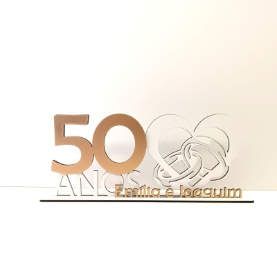 Escultura decorativa com design 50 Anos e nomes Emilia e Joaquim