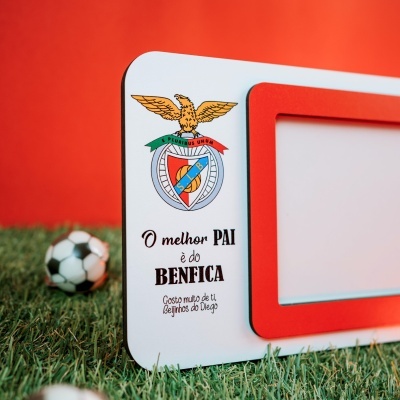 Suporte de cartão com o emblema do SL Benfica e texto em português, em fundo de relva com bolas de futebol