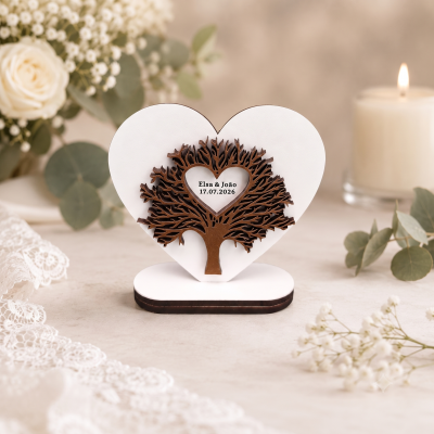 Decoração de coração branco com árvore de madeira e texto, com flores e vela ao fundo