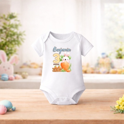 Body branco de bebé com estampa de coelho, cenoura e texto Benjamin 3 meses.