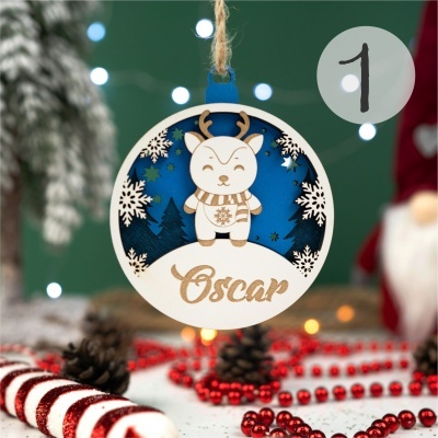 Bola decorativa de Natal em madeira com rena e nome Oscar