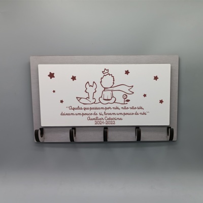 quadro decorativo com ganchos e ilustração castanha de criança e raposa com texto em português
