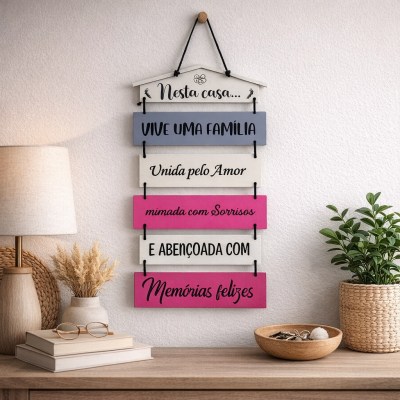 Placa decorativa pendurada com frases inspiradoras em português em várias placas coloridas