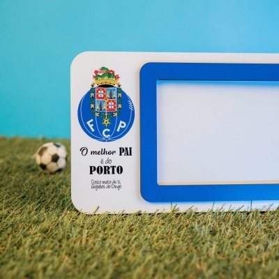 Frame para foto com emblema FC Porto, texto para o melhor pai, fundo azul e bola de futebol na relva