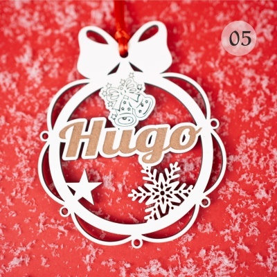 Adorno de Natal personalizado com nome Hugo em madeira e decoração branca