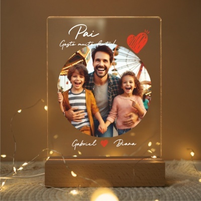 Placa de acrílico com foto de pai e filhos e texto em português