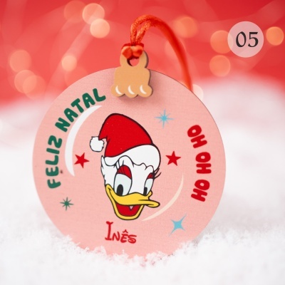 Etiqueta redonda cor de rosa com Pato Donald de Pai Natal e textos FELIZ NATAL HO HO HO INÊS