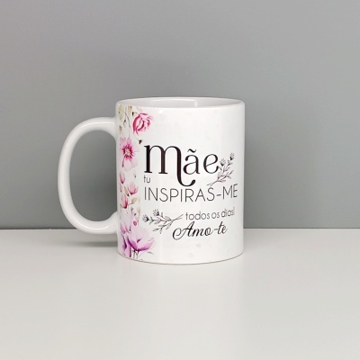 Caneca branca com flores rosas e texto em português dedicada à mãe