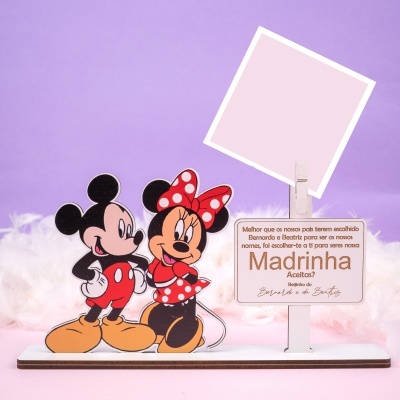 Decoração em madeira de Mickey e Minnie com cartão com texto em português sobre base branca