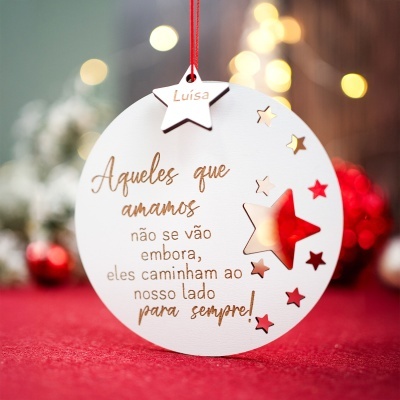 Decoração pendente redonda branca com recortes de estrelas e texto