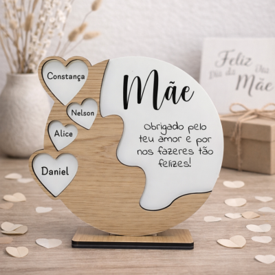 Placa decorativa redonda com mensagem para mãe e corações com nomes