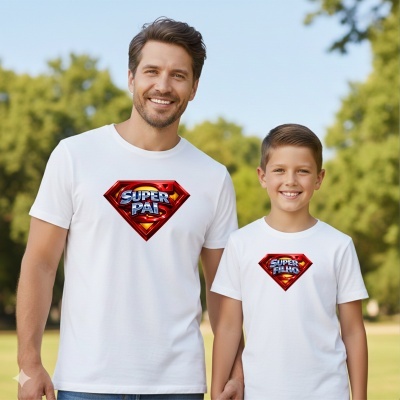 Homem e rapaz de t-shirts brancas com estampados SUPER PAI e SUPER FILHO ao ar livre