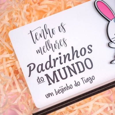 Cartão com texto Tenho os melhores Padrinhos do Mundo e orelhas de coelho rosa