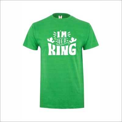 T-shirt verde com texto branco IM HER KING e coroas desenhadas