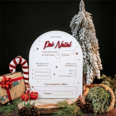 Cartão decorativo de Natal branco com texto e decoração natalícia