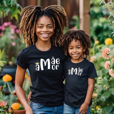 T-shirts pretas com texto Mãe d amor em jardim florido