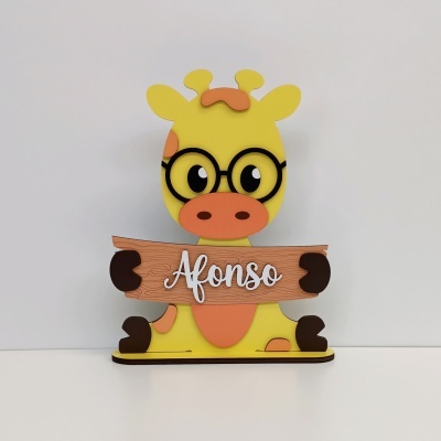 Decoração de girafa amarela com óculos e placa com nome Afonso