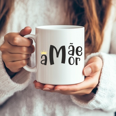 Caneca branca com texto para mãe, segurada por uma pessoa.