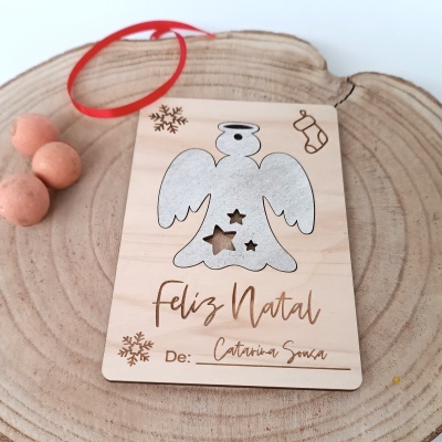 Etiqueta de madeira para Natal com anjo branco, laço vermelho e texto gravado