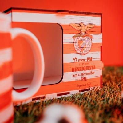 Caneca branca e vermelha com caixa decorativa riscada e texto em português