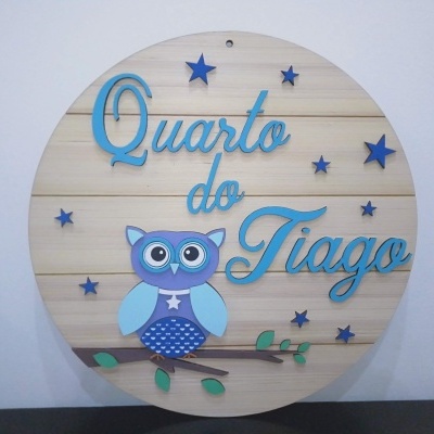 Placa de madeira redonda decorativa com coruja lilás e azul e texto Quarto do Tiago.