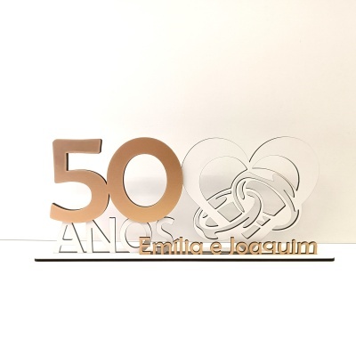 Decoração em madeira para 50 anos com nomes Emilia e Joaquim e corações entrelaçados