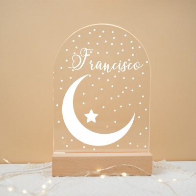 Lanterna decorativa com base de madeira e painel transparente com desenho de lua e estrela.