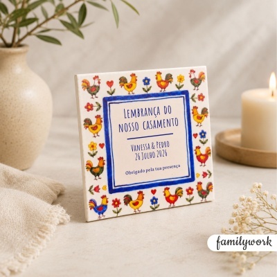 Placa de cerâmica decorativa com galos e flores e texto de lembrança de casamento