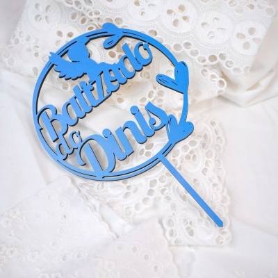 Bolo azul com texto Batizado da Dinis em tecido branco bordado