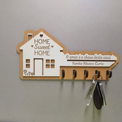 Suporte de chaves em madeira com forma de casa e texto decorativo