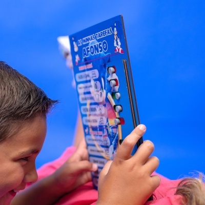 Caderno azul com Sonic e texto AS MINHAS TAREFAS AFONSO