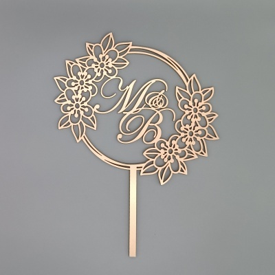 Topo de bolo dourado decorativo com letras M e B e flores