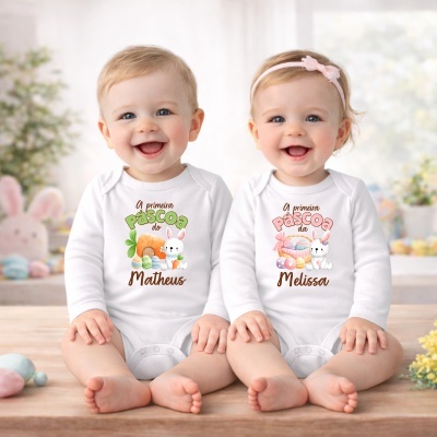 Dois bebés vestidos com bodies brancos personalizados para a Páscoa sentados lado a lado
