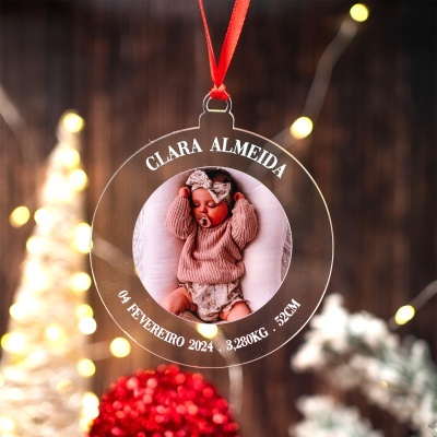 Ornamento de acrílico transparente com foto de bebé e texto personalizado, pendurado com fita vermelha
